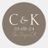 Monogramm-Initialen auf Shiitake-Braun-Hochzeit Runder Aufkleber (Vorderseite)
