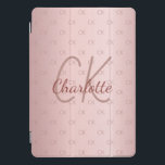 Monogramm-Initialen aus rosa staubigen Rose iPad Pro Cover<br><div class="desc">Personalisieren und fügen Sie Ihren Namen und Monogramm Buchstaben,  Initialen. Das Monogramm initialisiert als Muster auf dem Hintergrund. Eine gmädchenhafte,  staubige Rose mit rosa Farbverlauf. Der Name wird mit einem handgeschriebenen Stilskript geschrieben.</div>