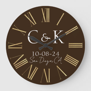 Monogramm-Initialen für die Schokoladenbraun-Hochz Große Wanduhr