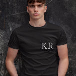 Monogramm-Initialen | Moderner Schwarzer Eleganter T-Shirt<br><div class="desc">Einfache,  stilvolle,  individuelle Anfangsbuchstaben Monogramm Männer T - Shirt in modernen minimalistischen Typografie in Schwarz-Weiß. Ein perfektes Geschenk oder Mode-Accessoire mit persönlicher Touch!</div>