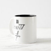 Monogramm: Jeder Augenblick zählt Zweifarbige Tasse (Vorderseite Links)