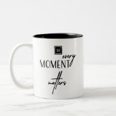 Monogramm: Jeder Augenblick zählt Zweifarbige Tasse (Links)