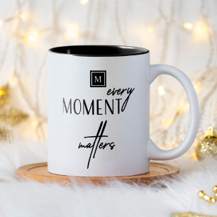 Monogramm: Jeder Augenblick zählt Zweifarbige Tasse