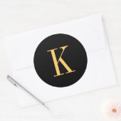 Monogramm K goldfarben auf schwarzem Hintergrund Runder Aufkleber (Umschlag)