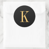 Monogramm K goldfarben auf schwarzem Hintergrund Runder Aufkleber (Tasche)