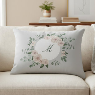 Monogramm-Kissen mit floralem Kranz personalisiert Dekokissen