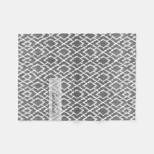 Monogramm koksgraues Stammes- Ikat Diamant-Muster Fleecedecke (Vorderseite (Horizontal))