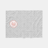 Monogramm Koralle und Graue Quatrefolie Fleecedecke (Vorderseite (Horizontal))