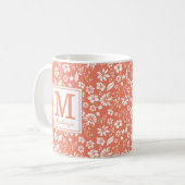 Monogramm Korallenpfirsiche Tropische Blume Kaffeetasse (Vorderseite Links)