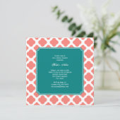 Monogramm Korallenrosa Quatrefolienmuster mit Aqua Einladung (Stehend Vorderseite)