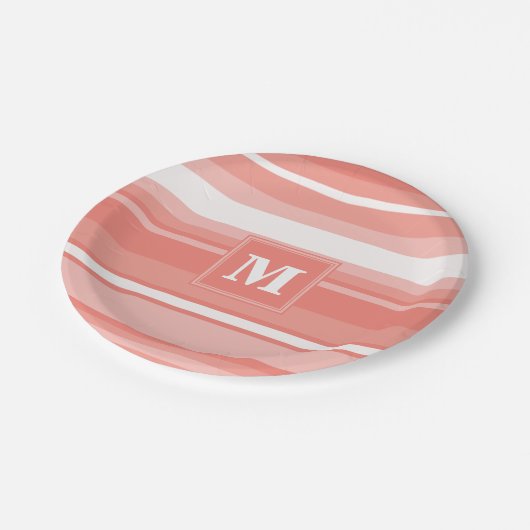 Monogramm Korallenstreifen Pappteller (Schrägansicht)