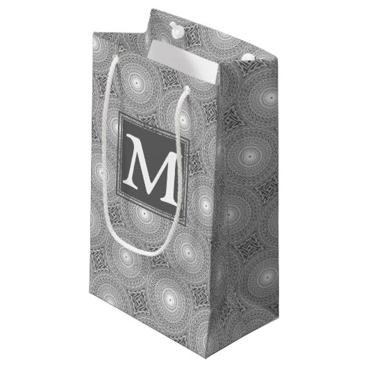 Monogramm-Kreismuster Kleine Geschenktüte (Vorderseite Schrägansicht)