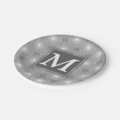 Monogramm-Kreismuster Pappteller (Schrägansicht)