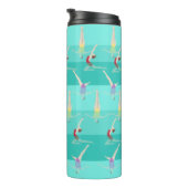 Monogramm künstlerisches Schwimmen Thermosbecher (Nach rechts gedreht)