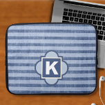 Monogramm-Laptop-Sieb mit blauem Streifen Laptopschutzhülle<br><div class="desc">Dieser gemusterte Dim-Farbstreifen ist für Ihr persönliches Monogramm bereit. Erstellt in Marinetönen und verblasst blau. Wählen Sie Ihre Größe aus dem Dropdown-Menü.</div>