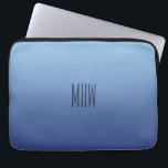 Monogramm-Laptophülsen der blauen Steigung Laptopschutzhülle<br><div class="desc">Sehen Sie meinen Speicher für andere Einzelteile mit diesem Entwurf.</div>