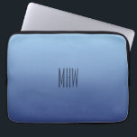 Monogramm-Laptophülsen der blauen Steigung Laptopschutzhülle<br><div class="desc">Sehen Sie meinen Speicher für andere Einzelteile mit diesem Entwurf.</div>