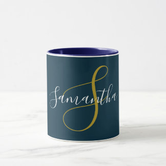 Monogramm-Letter und Tasse mit weißem Namen