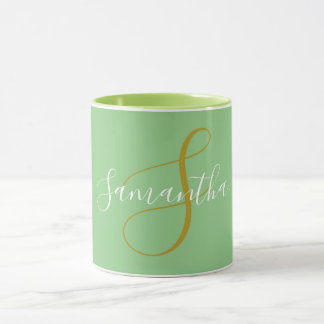 Monogramm-Letter und Tasse mit weißem Namen