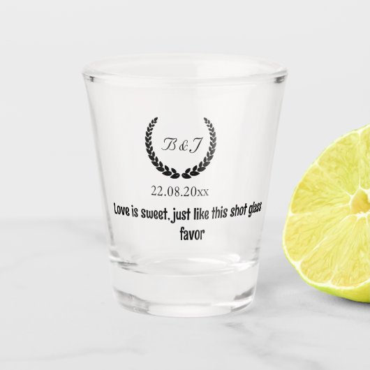 Monogramm Liebe ist süß, Gastgeschenke Hochzeiten Schnapsglas (Vorderseite)