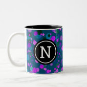 Monogramm lila blauer Glitzer Konfetti Punkte auf  Zweifarbige Tasse (Links)