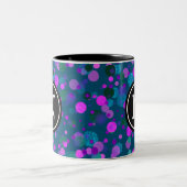 Monogramm lila blauer Glitzer Konfetti Punkte auf  Zweifarbige Tasse (Mittel)