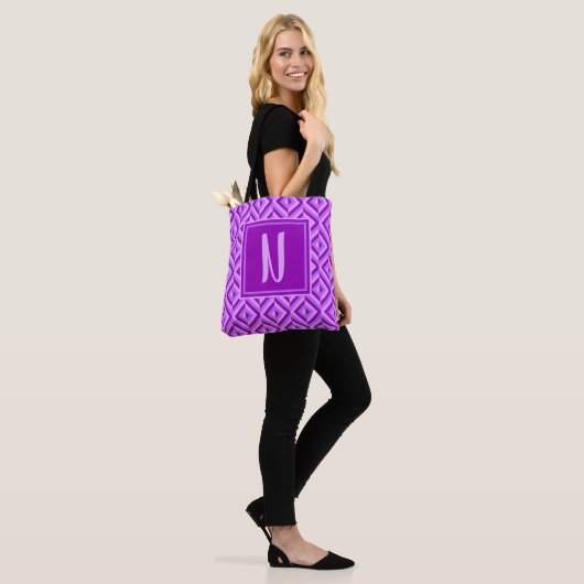 Monogramm Lila Dreitondiamantmuster Tasche (Am Model)
