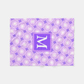 Monogramm lila Kreismuster Fleecedecke (Vorderseite (Horizontal))