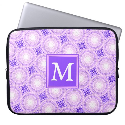 Monogramm lila Kreismuster Laptopschutzhülle (Vorderseite)