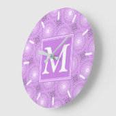 Monogramm-Lila-lila Kreismuster Große Wanduhr (Winkel)