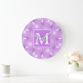 Monogramm-Lila-lila Kreismuster Große Wanduhr (Zuhause)
