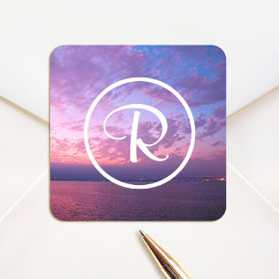 Monogramm lila rosa ozean sonnenuntergang fotograf quadratischer aufkleber