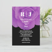 Monogramm Lila Schwarze Flora-Rose Hochzeit Einladung (Stehend Vorderseite)