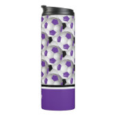 Monogramm-lila schwarzes Fußball-Ball-Muster Thermosbecher (Nach rechts gedreht)
