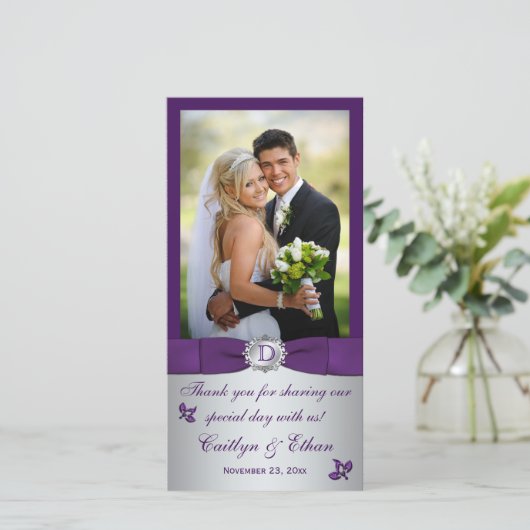 Monogramm Lila, Silberflorale Hochzeitsfotokarte Dankeskarte (Stehend Vorderseite)
