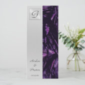 Monogramm-lila Silk Hochzeits-Programm-Einladung Einladung (Stehend Vorderseite)