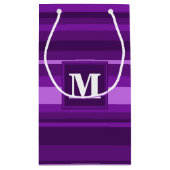 Monogramm lila Streifen Kleine Geschenktüte (Rückseite)