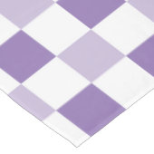 Monogramm-lila Ton-weißes Checkered Muster Tischdecke (Schrägansicht)