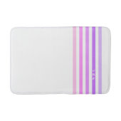 Monogramm lila und rosa vertikale Streifen Badematte (Vorderseite)