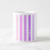 Monogramm lila und rosa vertikale Streifen Jumbo-Tasse (Vorderseite)