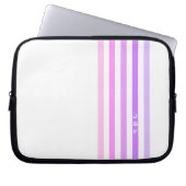 Monogramm lila und rosa vertikale Streifen Laptopschutzhülle (Vorderseite)