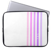 Monogramm lila und rosa vertikale Streifen Laptopschutzhülle (Vorderseite)