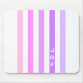 Monogramm lila und rosa vertikale Streifen Mousepad (Vorne)