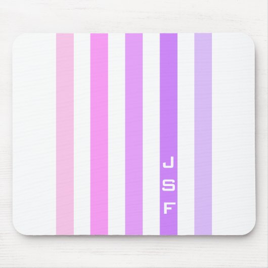 Monogramm lila und rosa vertikale Streifen Mousepad (Vorne)