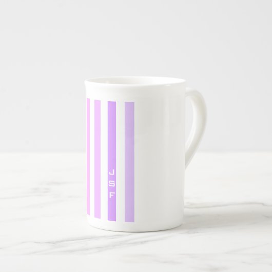 Monogramm lila und rosa vertikale Streifen Porzellantasse (Vorderseite Rechts)