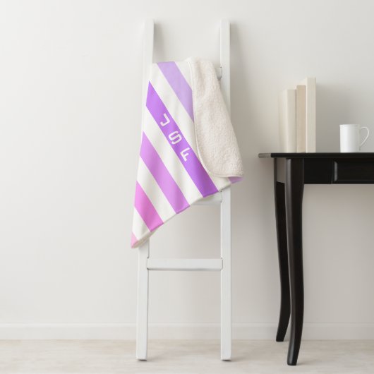 Monogramm lila und rosa vertikale Streifen Sherpadecke (Beispiel)