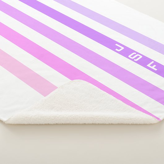Monogramm lila und rosa vertikale Streifen Sherpadecke (3/4)