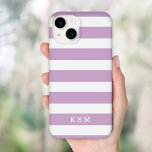 Monogramm Lila und weiße Streifen Case-Mate iPhone 14 Hülle<br><div class="desc">Einfache,  elegante und klassische gemusterte Streifen,  personalisiert mit Ihren Monogramm-Initialen oder Namen. Klicken Sie auf Anpassen,  um Schriftart und Farben zu ändern,  um Ihr eigenes,  einzigartiges Design zu erstellen. Kostbare Sondergeschenke!</div>