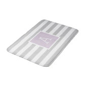 Monogramm Lilac und graue Streifen | Editierbare F Badematte (Schrägansicht)