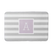 Monogramm Lilac und graue Streifen | Editierbare F Badematte (Vorderseite)